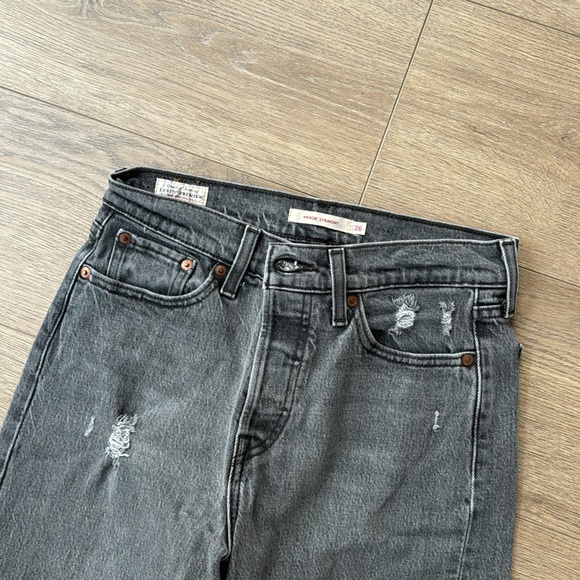 Levi’s denim wedgie straight fit jeans in black distressed size 26 - Picture 3 of 5